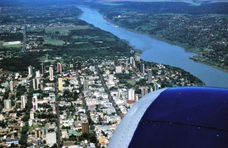 Blick auf Foz do Iguaçu und den Paraná, rechts liegt Paraguay (2003)