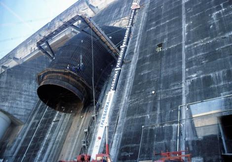 Itaipú-Staudamm: Fallrohr im Bau (2003)