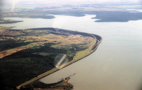 Itaipú-Stausee und -Staumauer (2003)