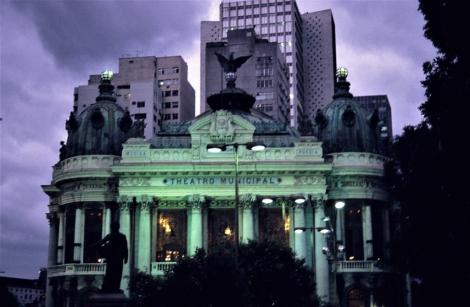Rio de Janeiro: Städtisches Theater vor modernen Bauten (2003)
