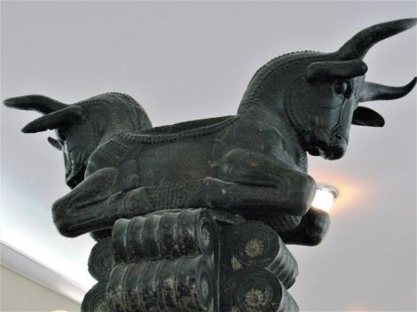 Teheran: Nationalmuseum - Stierkapitell vom Thronsaal Persepolis (2007)