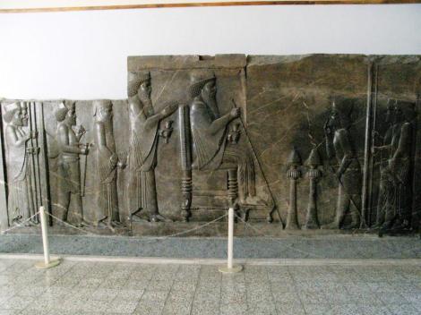 Teheran: Nationalmuseum - Audienzrelief des Darius aus dem Schatzhaus von Persepolis (2007)