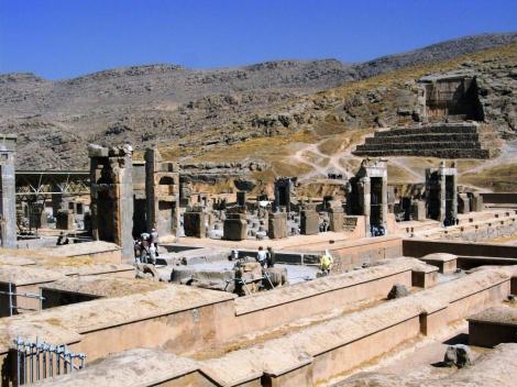 Persepolis: Hundertsäulensaal und [hinten] Felsgrab des Artaxerxes II. (2007)