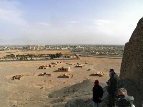 Yazd: Zoroastrier-Friedhof - Blick vom Turm des Schweigens auf Yazd (2007)