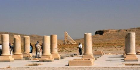 Pasargadae: kümmerliche Reste des Residenzpalastes, im Hintergrund Gefängnis des Salomo [links] und Terrassenanlage "Thron der Mutter Salomos"