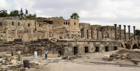 Gadara: Ladenstraße, darüber die Basilika (2006)
