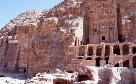 Petra: Königswand mit [rechts] dem Urnengrab (2006)