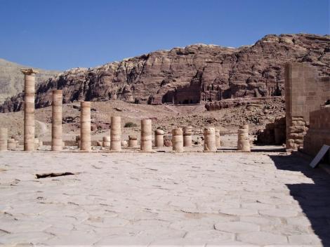Petra: Großer Tempel, hinten Königswand (2006)