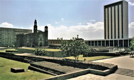 Mexiko-Stadt: Platz der drei Kulturen mit Ruinen von Tlatelolco und Kirche Santiago de Tlatelolco (1980)