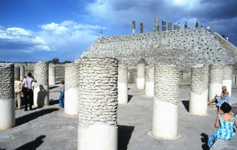 Tula: abgebrannter Palast [Palacio Quemado], dahinter Morgenstern-Pyramide (1980)