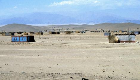 Landschaft zwischen Lima und Paracas - Beginn einer Hüttensiedlung (2005)