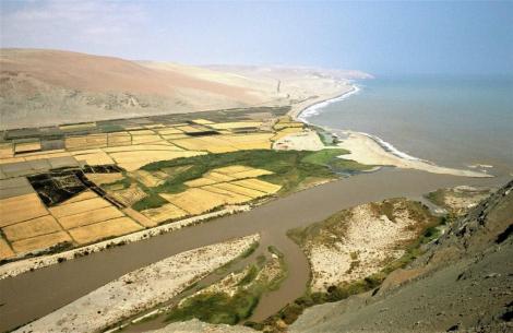 Ocoña-Tal mit Flussmündung (2005)