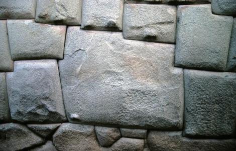 Cuzco: Calle Hatunrumiyoc - zwölfeckiger Stein am Erzbischöflichen Palast (2005)