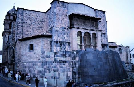Cuzco: Santo Domingo mit den Außenmauern der Coricancha [Sonnentempel] (2005)