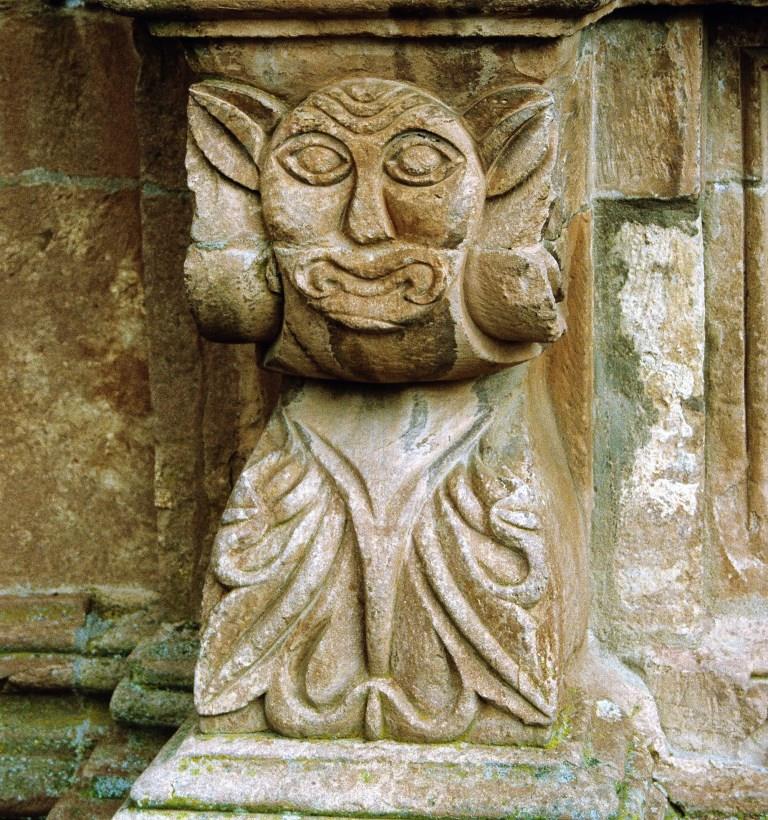 Pomata: Dominikanerkirche - Seitenportal (2005)