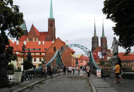 Dombrücke, hinten Kreuzkirche und Dom (2014)