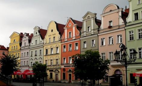 Bunzlau [poln. Bolesławiec]: Häuser am Ring (2014)