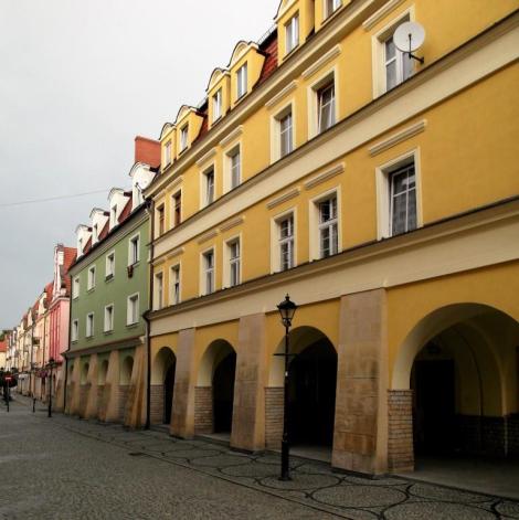 Bunzlau [poln. Bolesławiec]: Häuser am Ring (2014)