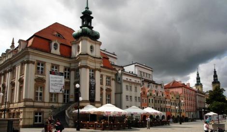 Liegnitz [poln. Legnica]: Ring, links Rathaus (2014)