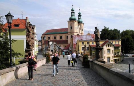 Glatz [poln. Kłlodzko]: Brücktorbrücke mit Blick zum Franziskanerkloster (2014)