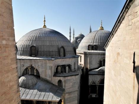 Hagia Sophia: Blick von der Südgalerie auf die Türben Selims II. [links] und Murats III. [rechts] (2014)