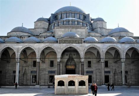 Süleyman-Moschee: Hof mit Brunnenhaus (2014)