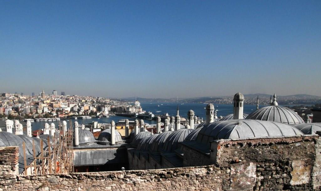 Blick von der Süleyman-Moschee über eine Medrese der Külliye zum Goldenen Horn und Bosporus (2014)
