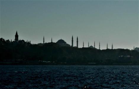 Blick vom Goldenen Horn auf den Topkapi-Palast sowie Hagia Sophia und Blaue Moschee (2014)