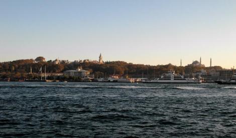 Blick vom Goldenen Horn auf den Topkapi-Palast und die Hagia Sophia (2014)