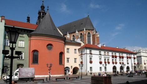 Krakau: Kleiner Ring, links Barbarakirche, rechts Chor der Marienkirche (2014)