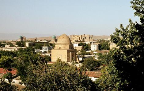 Samarkand: Blick zum Zentrum mit Moschee Bibi Chanym [links], Registan [rechts], vorne Mausoleum Ruchabad (1984)