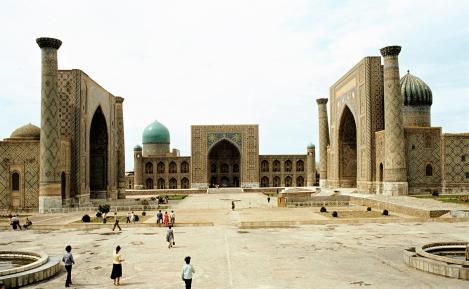 Samarkand: Registan mit den Medresen Ulug Beg, Tillja Kari, Schir Dor [von links] (1984)