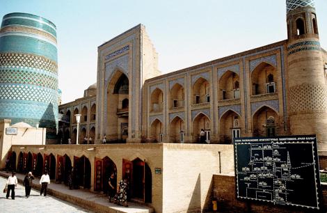 Chiwa: Medrese Amin-Chan, links Minarett Kalta Minar (1984)