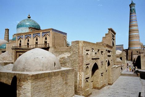 Chiwa: Mausoleum Pahlawan Mahmud [links] und Minarett Islam Chodscha [rechts] (1984)