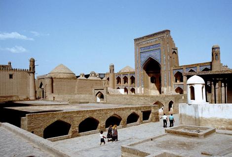 Chiwa: Tasch-Hauli [links], Karawanserei Alla-Kuli-Chan, Medrese Alla-Kuli-Chan [rechts](1984)