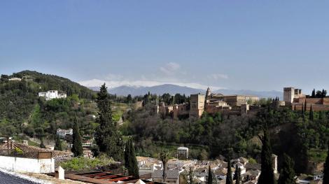 Blick vom Mirador San Nicolas zur Alhambra und zum Generalife, im Hintergrund die schneebedeckte Sierra Nevada (2018)