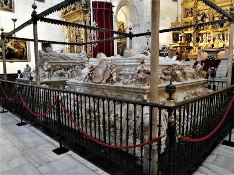 Königliche Kapelle [Capilla Real]: Grabmäler - rechts die "Katholischen Könige" Isabella und Ferdinand (2018)