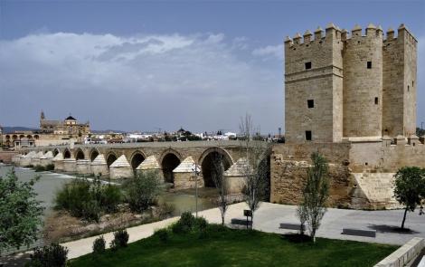Römerbrücke über den Guadalquivir mit dem Calahorraturm, links Mezquita (2018)