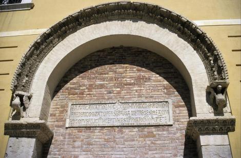 Foggia: Palazzo Arpi - Torbogen vom Palast Kaiser Friedrichs II. (2001)
