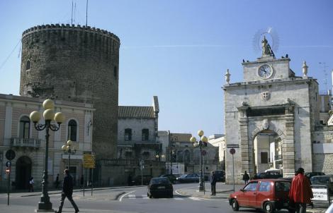 Bitonto: Rundturm und Porta Baresina (2001)