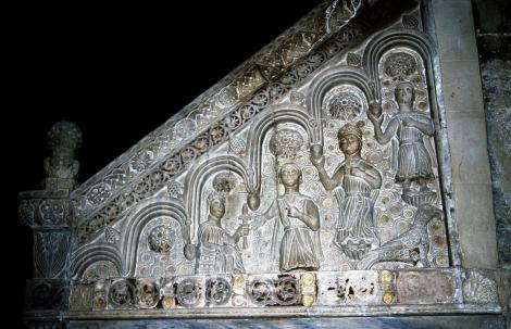 Bitonto: Kathedrale - Relief an der Außenseite des Kanzelaufgangs mit Kaiser Friedrich II. und seiner Familie (2001)