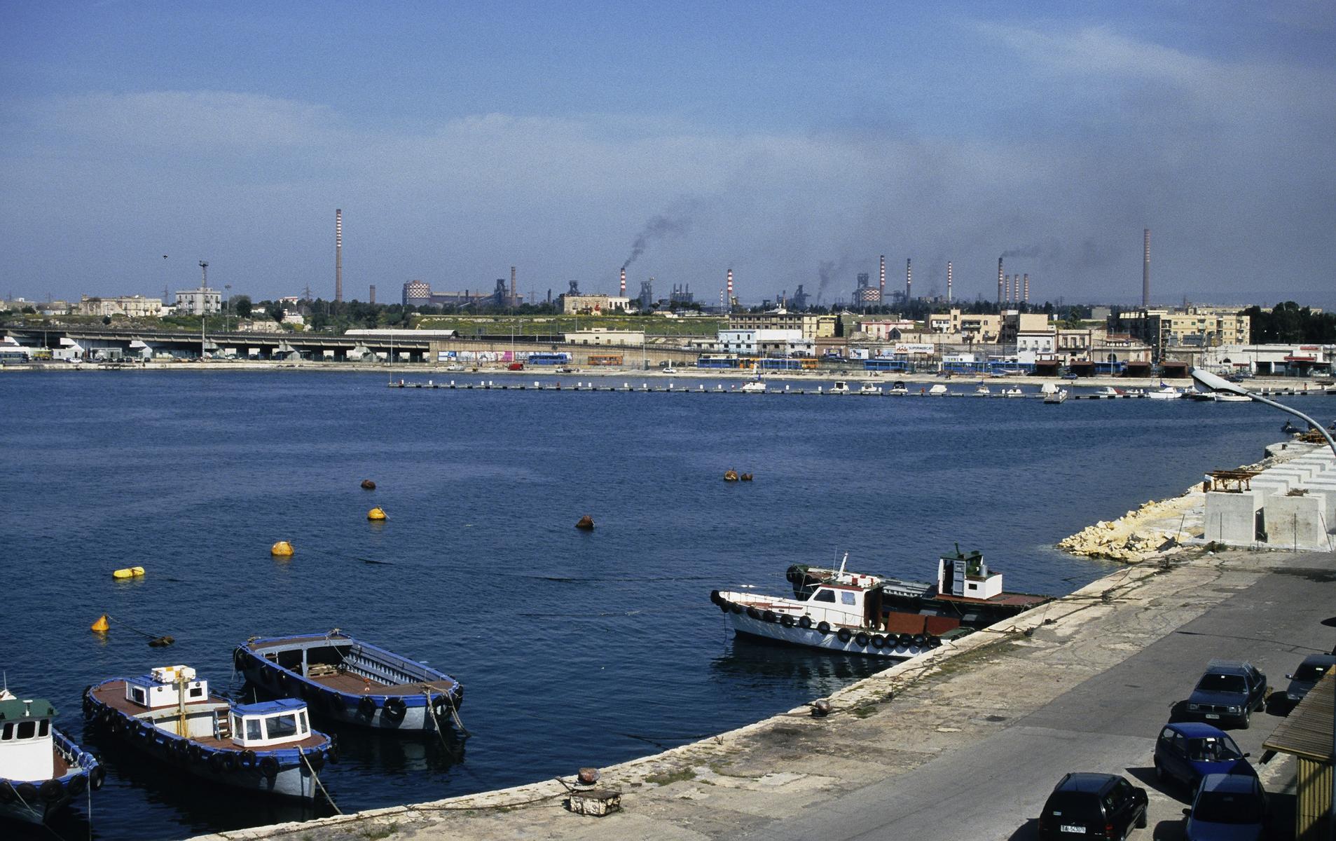 Tarent: Mare Grande mit Blick zum Festland, im Hintergrund Stahlwerk (2001)