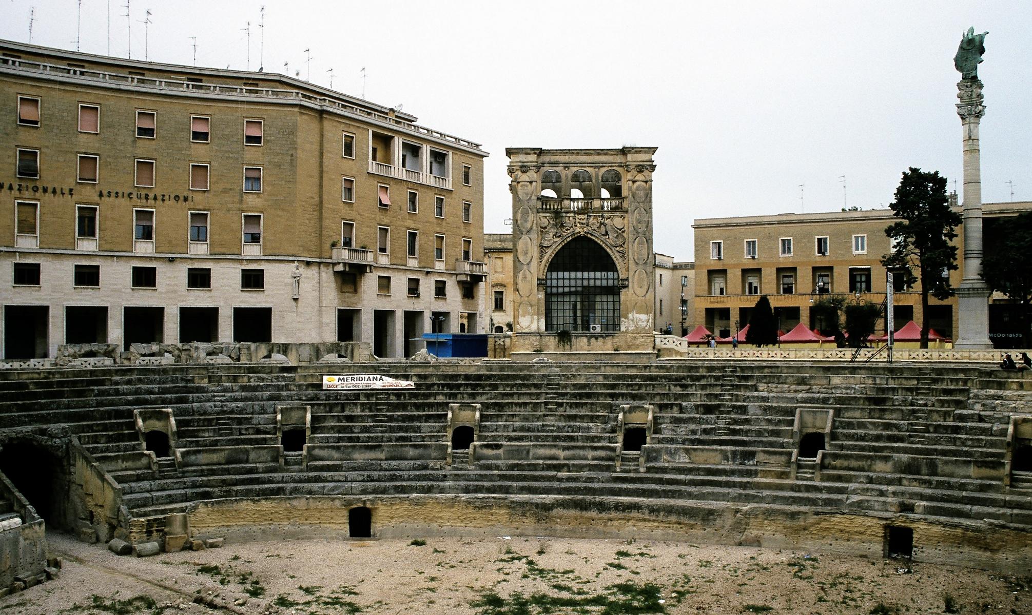 Lecce: Römisches Amphitheater und Orontiussäule (2001)
