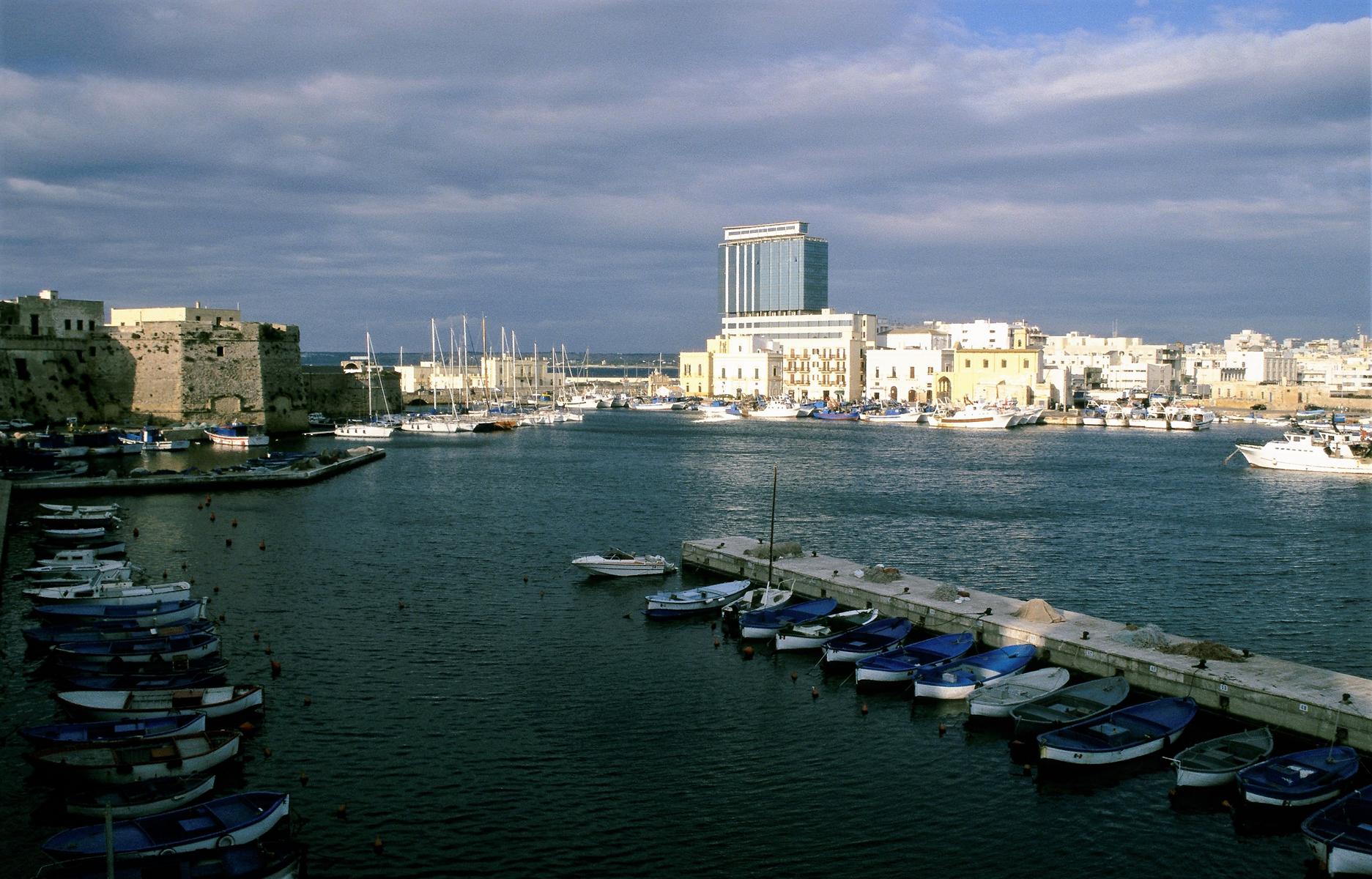 Apul286 Gallipoli Blick zur Brücke zum Festland - Insel mit Kastell (2001)