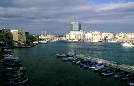 Apul286 Gallipoli Blick zur Brücke zum Festland - Insel mit Kastell (2001)