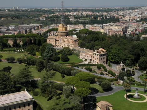Blick von der Kuppel des Petersdomes auf die Vatikanischen Gärten (2013)