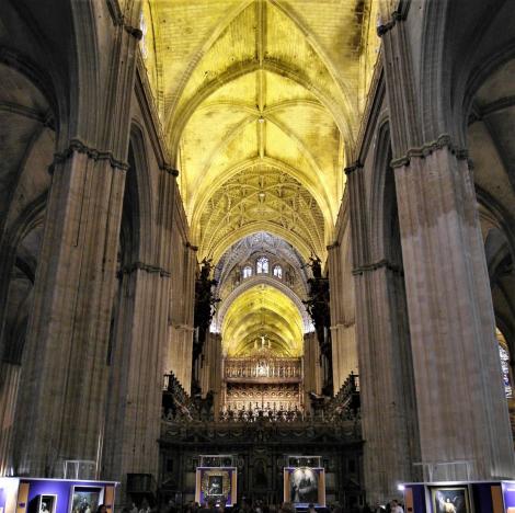 Kathedrale: Mittelschiff mit Chor [vorne] und Hauptkapelle [hinten] (2018)