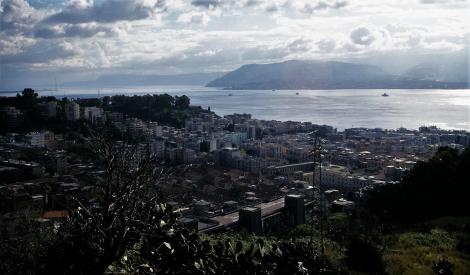 Messina mit der Straße von Messina, hinten italienisches Festland (1999)