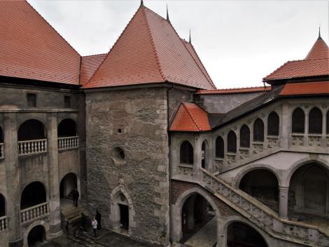 Eisenmarkt: Hunyadi-Burg - Innenhof mit Matthias-Loggia, Kapelle und Loggia (2018)