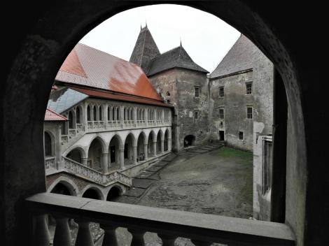 Eisenmarkt: Hunyadi-Burg - Blick aus der Matthias-Loggia in den Innenhof (2018)